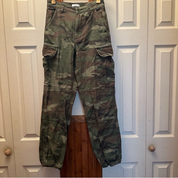 Aritzia Cargo Pants - Picture 1 of 5